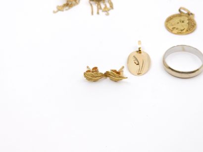 LOT d'or 750° comprenant : 
Deux paires de...