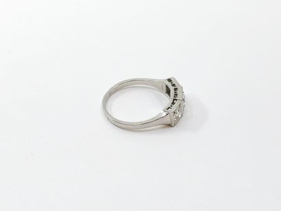 TRAVAIL Français 
Bague jarretière en platine...