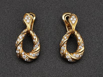 Dans le goût de Van Cleef
Paire de pendants...