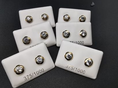 10 PAIRES de BOUCLES D'OREILLES en or 9kt...