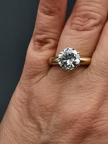 BAGUE SOLITAIRE en or jaune 750° ornée d'un...
