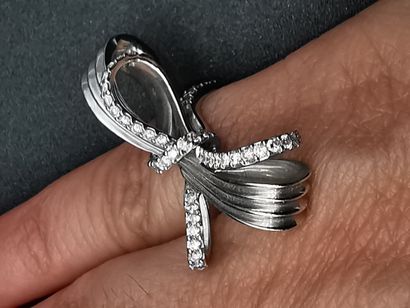Bague en or blanc 750°, en forme de nœud,...