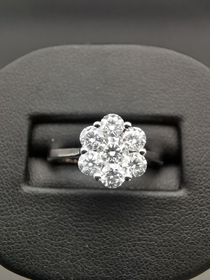 Bague en or blanc 750°, de forme marguerite,...