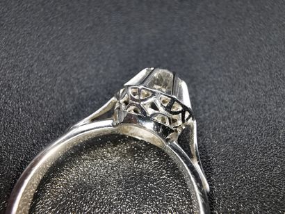 Bague en or blanc 750°, ornée d'un diamant...