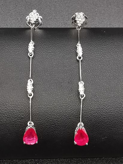 Paire de PENDANTS d'oreilles en or blanc...