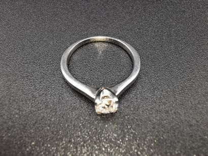 Bague en or blanc 750°,ornée d'un diamant...