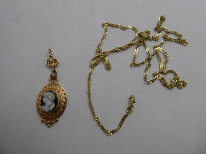 1 Pendentif Or 18kt et camée 2,96 g 1 Chaine...
