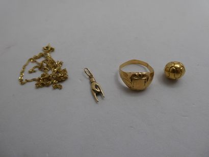 2 Pendentifs Or 18kt 1,29g 1 Bague Or 18kt...
