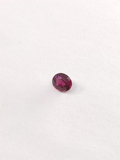GRENAT purplish pink rhodolite ovale, 	Madagascar	,...