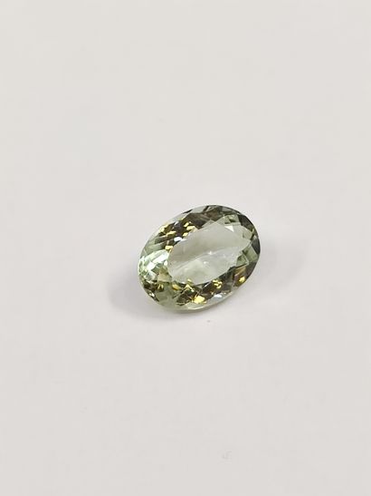 AMETHYSTE verte VVS ovale, 	Afrique, 5,48...