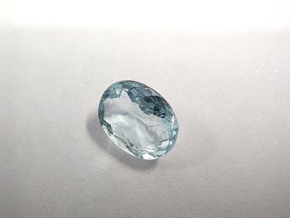 AIGUE MARINE bleue de forme ovale, 	Brésil	,...