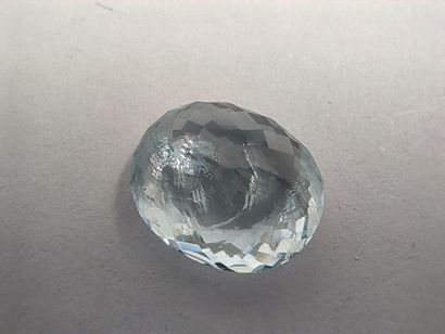 AIGUE MARINE bleue de forme ovale, 	Brésil	,...