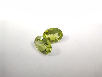 DEUX PERIDOTS VVS ovales, Pakistan	, 2.35...