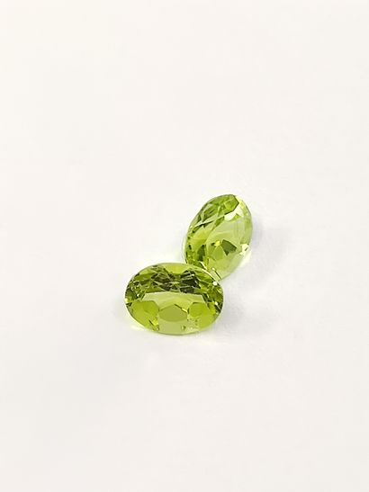DEUX PERIDOTS VVS ovales, 	Pakistan	, 2.84...