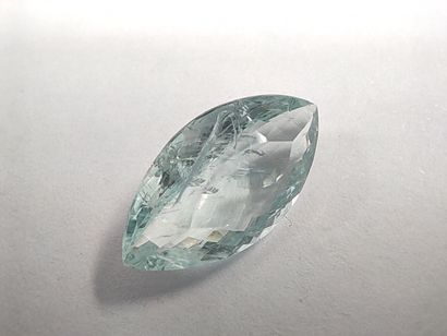 AIGUE MARINE greenish blue de forme marquise,...