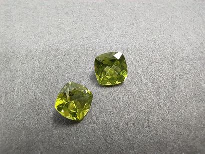 DEUX PERIDOTS VVS coussins, 	Pakistan	, 2.96...