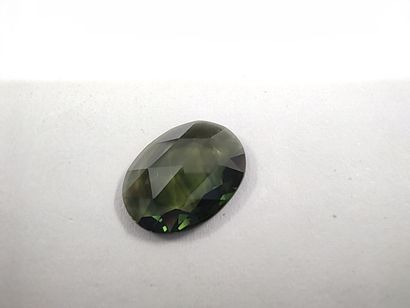 SAPHIR vert IF ovale, 	Australie	, 2.24 carats
Dim...