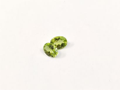 DEUX PERIDOTS VVS ovales, Pakistan	, 2.35...