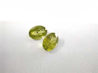 DEUX PERIDOTS VVS ovales, Pakistan	, 	3.06...