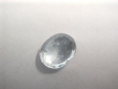 AIGUE MARINE bleue de forme ovale, 	Brésil	,...