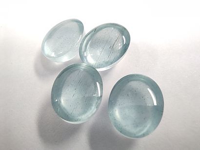 QUATRE AIGUES MARINES bleues VVS, cabochons,...