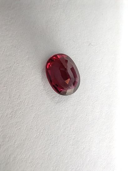 GRENAT purplish pink rhodolite ovale, Madagascar,...