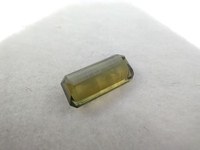 SAPHIR green Australia emerald
Dim: 7.7mm...
