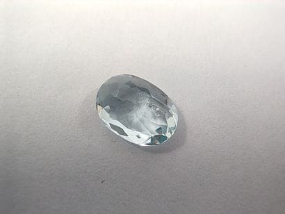 AIGUE MARINE greenish blue de forme ovale,...