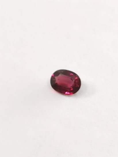 GRENAT purplish pink rhodolite ovale, Madagascar,...