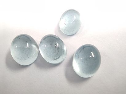 QUATRE AIGUES MARINES bleues VVS, cabochons,...