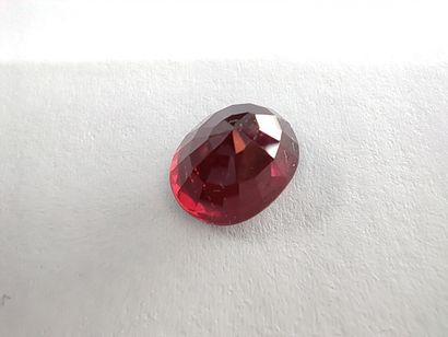 GRENAT purplish pink rhodolite ovale, Madagascar	,...