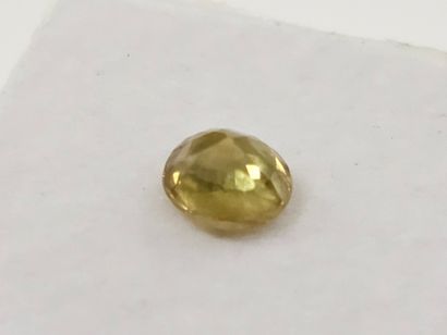 SAPHIR greenish yellow , ovale , Madagascar...