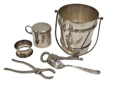 Silver-plated metal set including
Ice bucket
Napkin...