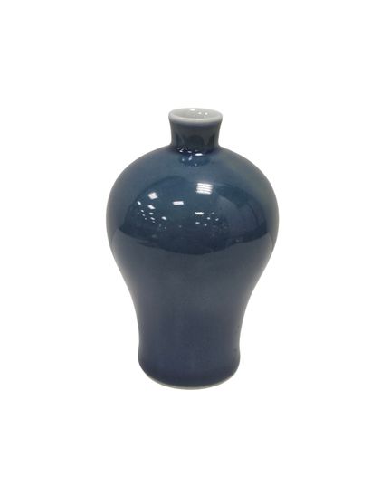 CHINA
Meiping vase in blue enameled porcelain
Apocryphal...