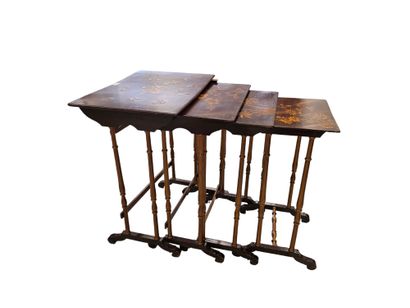 TRAVAIL XIXEME
Suite de quatre tables gigogne...