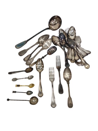 ENSEMBLE DE COUVERTS EN METAL ARGENTE comprenant...