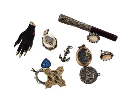 LOT OF FANTAISIE JEWELRY including :
A cigarette...