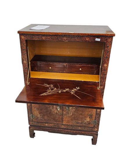 Chine Xxeme siecle
Petit secretaire en laqué...