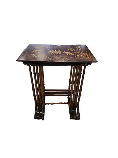 TRAVAIL XIXEME
Suite de quatre tables gigogne...