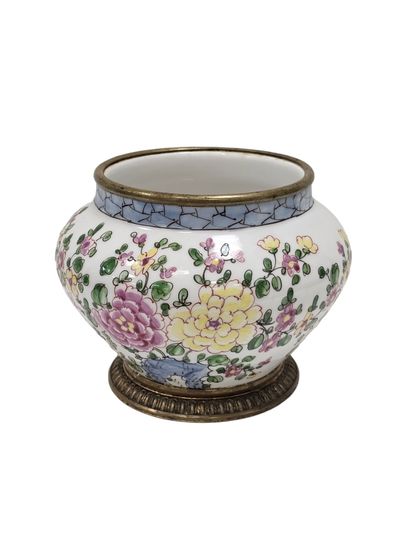 CHINA
Small pansu vase in porcelain, decorated...