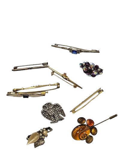 LOT OF FANTAISIE JEWELRY including :
A cigarette...