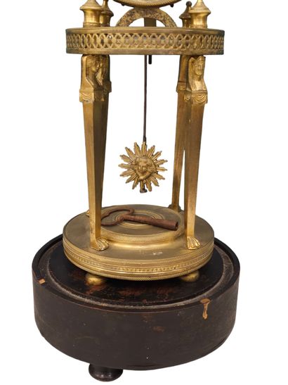 PORTABLE HANGER in chased and gilded bronze
Directoire-Empire...