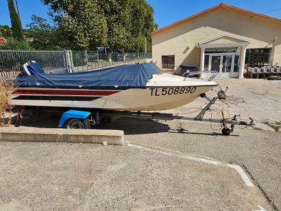 PLEASURE BOAT
Yamaha motorboat, petrol, power...