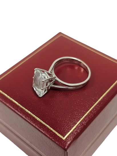 Ring in 750° white gold set with a claw-set...