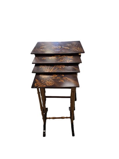 TRAVAIL XIXEME
Suite de quatre tables gigogne...