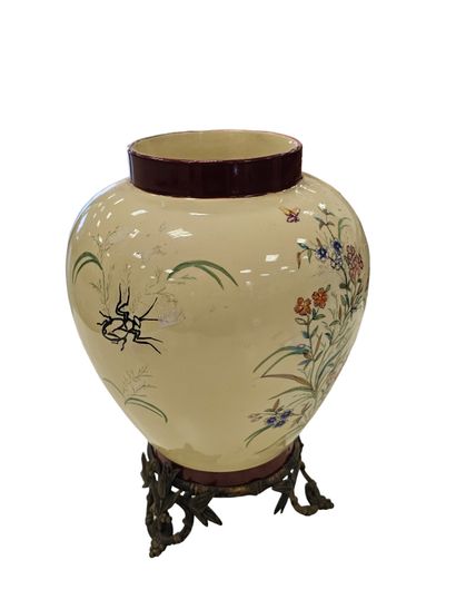 Vase monté sur socle en faience à décor d'oiseaux...