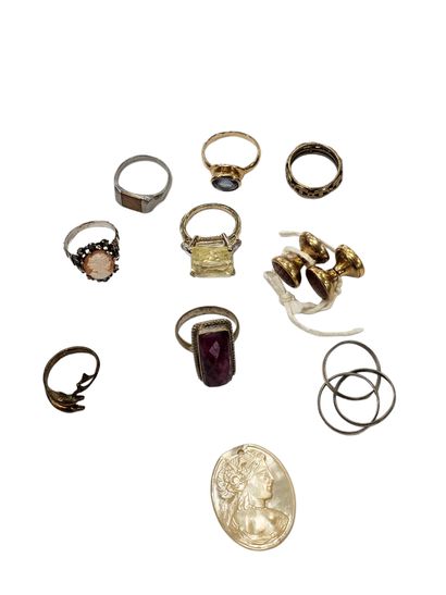 LOT OF FANTAISIE JEWELRY including :
A cigarette...