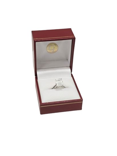 Ring in 750° white gold set with a claw-set...