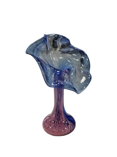 vase verre souflé à décor d'une fleur dans...