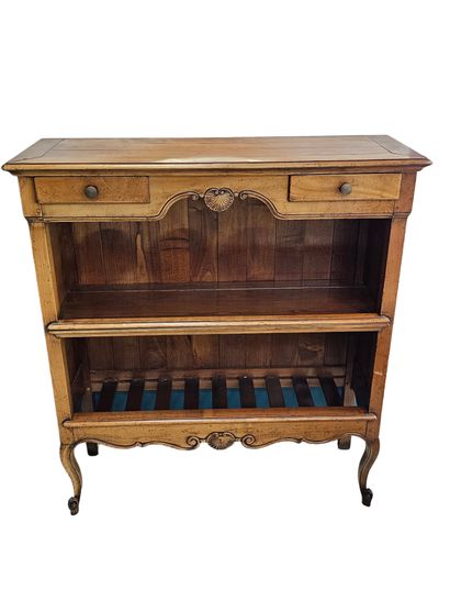 Petit buffet de style Louis XV ouvrant par...